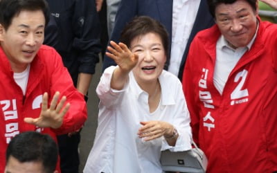 박근혜, 대선 사흘 앞두고 서문시장 방문…김문수 언급