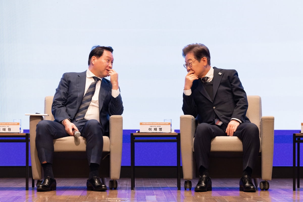 지난달 8일 오전 서울 중구 대한상공회의소에서 열린 대선후보 초청 경제5단체장 간담회에서 이재명 당시 더불어민주당 대표가 최태원 대한상의 회장과 대화하고 있다. 사진=강은구 한국경제신문 기자