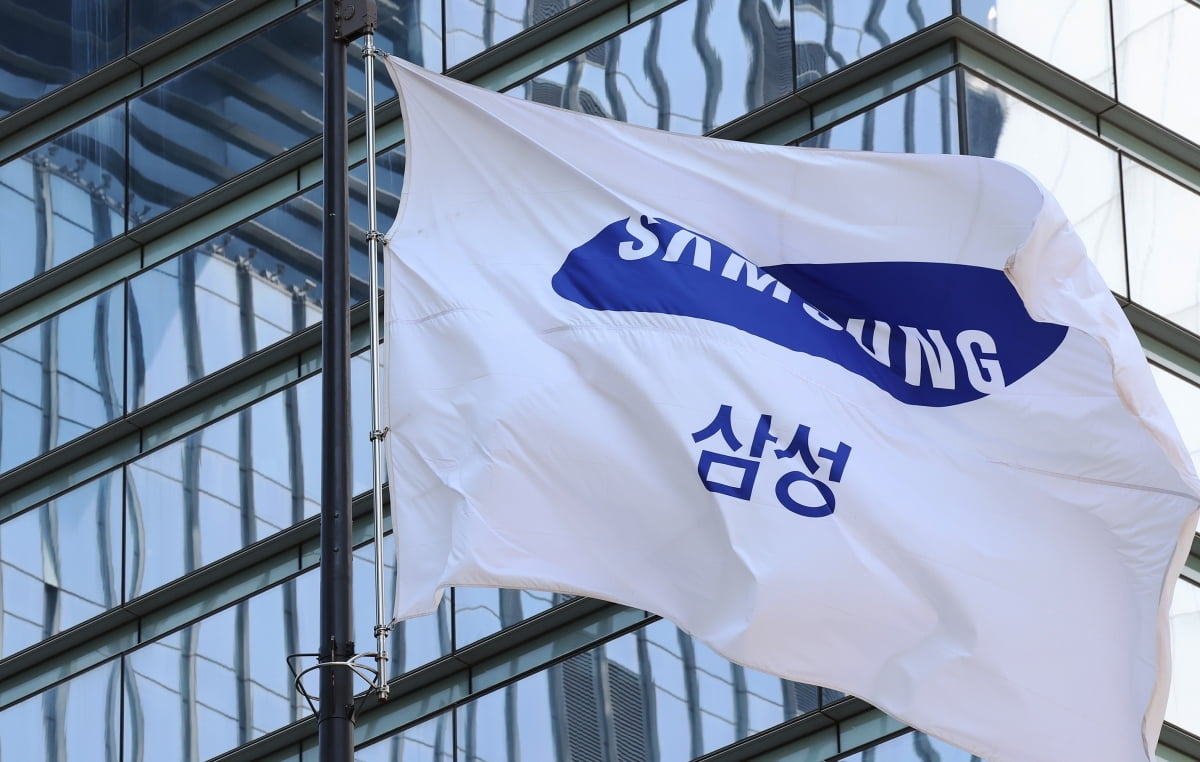 서울 서초구 삼성전자 서초사옥에 삼성 깃발이 바람에 펄럭이고 있다. 사진=뉴스1