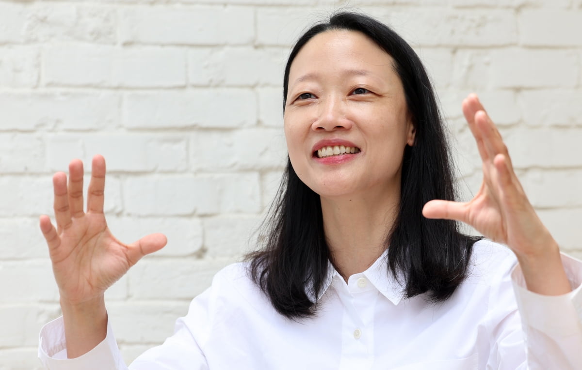 창작집단 양손프로젝트 박지혜 토토사이트 아띠가가 지난달 말 서울 대학로 한 카페에서 토토사이트 추천신문과 인터뷰하고 있다. 사진=최혁 기자