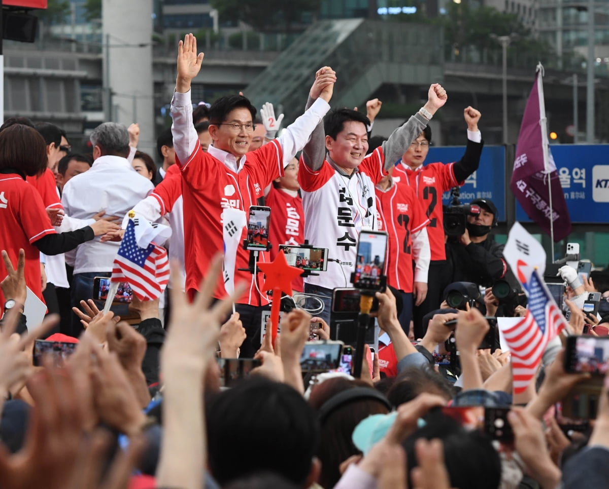 국민의힘 김문수 대선후보가 19일 오후 서울역광장에 마련된 유세차량에 올라 안철수 공동선대위원장의 손을 맞잡고 있다. / 사진=국회사진기자단