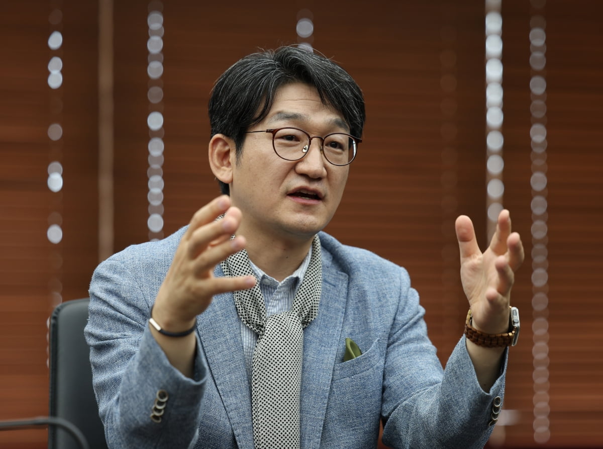 최상무 안동문화예술의전당 관장이 서울 중구 중림동 한국경제신문사에서 진행한 인터뷰에서 유럽 공연 생태계에 대해 설명하고 있다. 이솔 기자