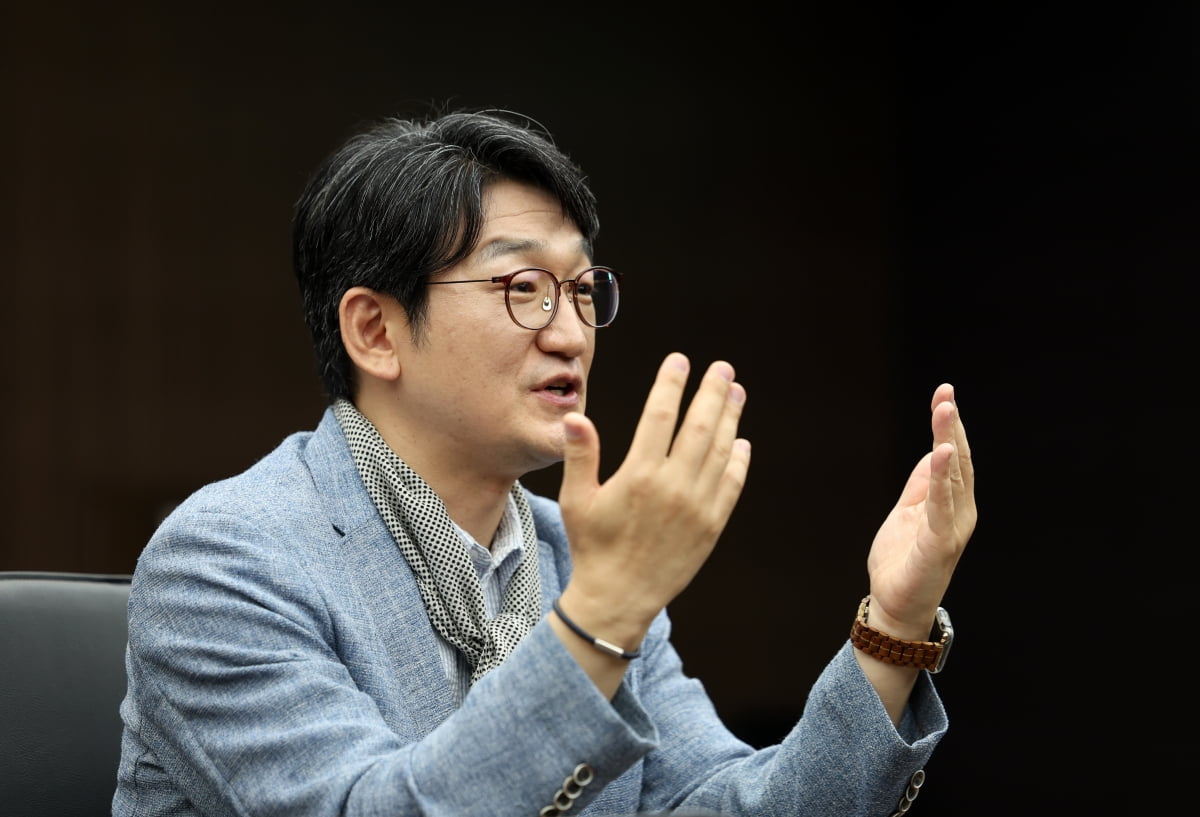 최상무 안동문화예술의전당 관장이 서울 중구 중림동 한국경제신문사에서 진행한 인터뷰에서 유럽 공연 생태계에 대해 설명하고 있다. 이솔 기자
