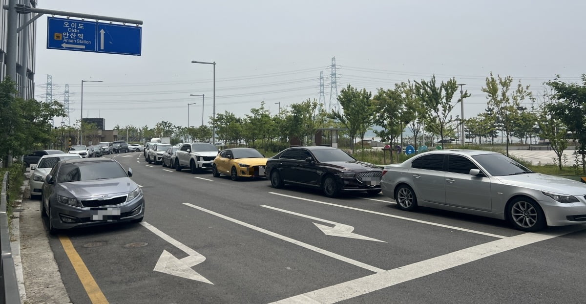 토토사이트 더베이 내부 3차선 도로가 주정차된 차들로 인해 한 개 차로만 뚫려 있다. 사진=손주형 기자