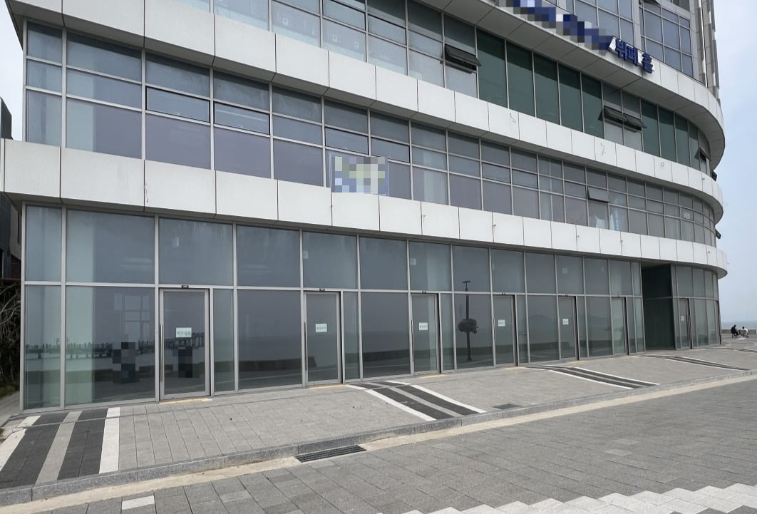 1층 상가가 모두 빈 토토사이트 더베이섬의 한 상가 건물. 사진=손주형 기자