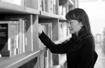 수선스럽지 않은 단어로 부조리와 단절을 솎아내는 소설가 김금희