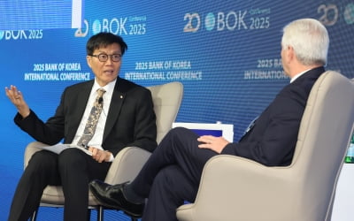대화 나누는 이창용 총재와 월러 미국 연준 이사