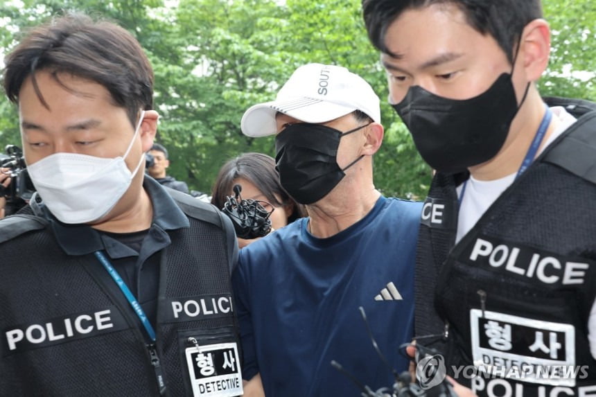 서울 지하철 토토사이트 펫 열차 안에 불을 지른 60대 남성 원모씨가 2일 영장실질심사를 위해 서울남부지법에 출석하고 있다. /사진=연합뉴스