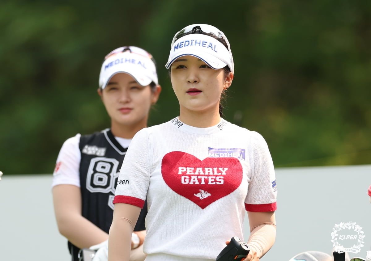 '메디힐 자매' 이예원과 박현경이 지난달 30일 한국여자프로골프(KLPGA)투어 대회에서 동반 라운드를 펼쳤다. KLPGA 제공