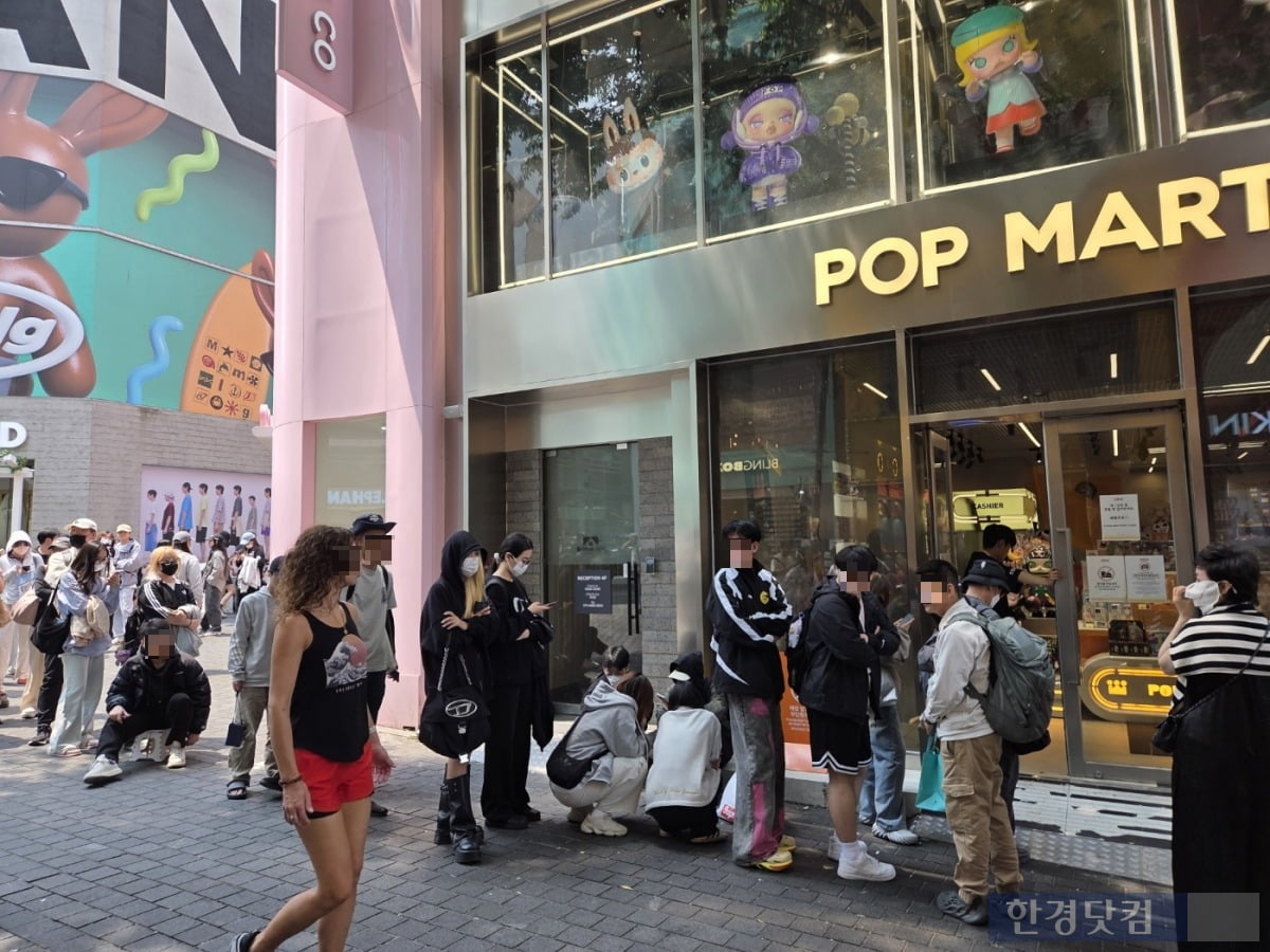 지난달 30일 서울 명동에 위치한 팝마트 매장 앞에 신제품을 사려는 고객들이 줄을 서고 있다./사진=박수림 기자