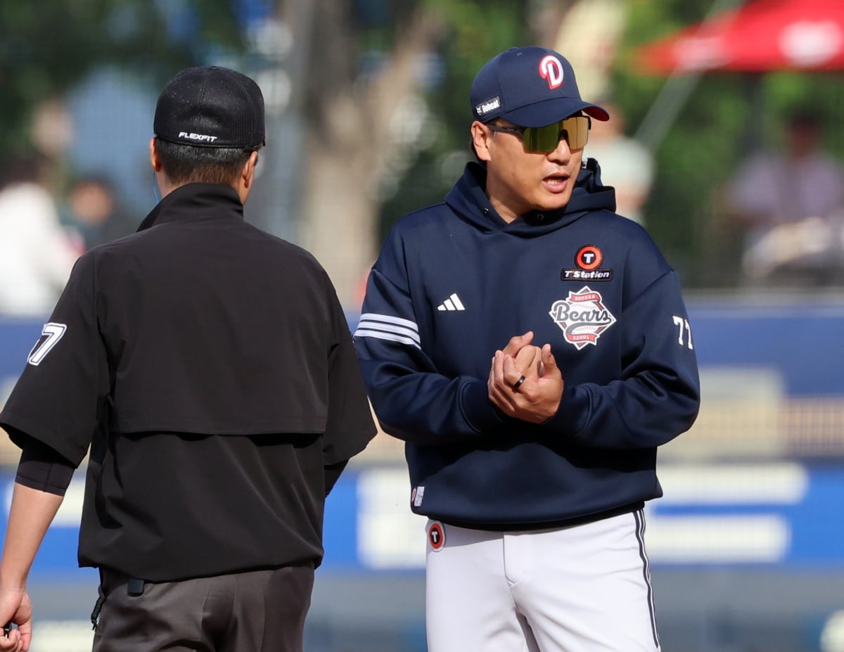 이승엽 전 두산 베어스 감독이 지난달 18일 광주기아챔피언스필드에서 열린 프로야구 기아 타이거즈와 경기에서 심판에 항의하고 있다. 연합뉴스