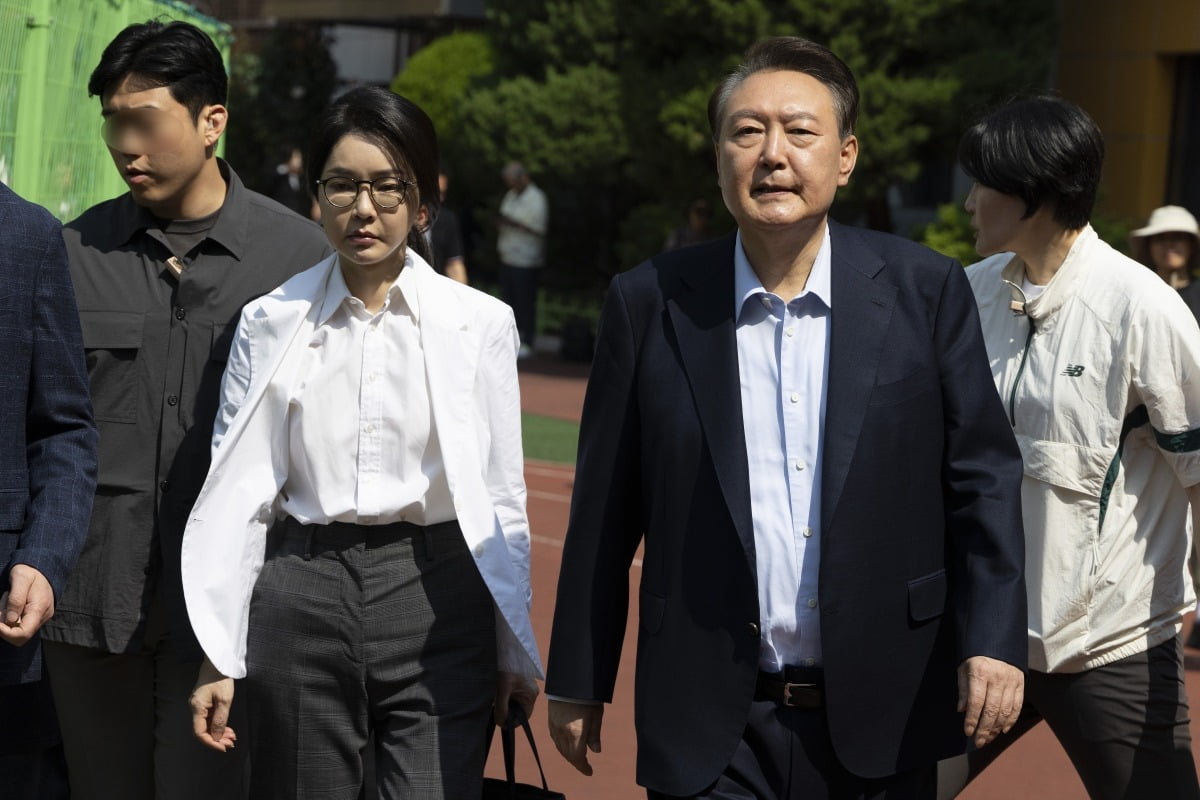 윤석열 전 대통령 내외가 3일 오전 서울 서초구 원명초등학교에 마련된 서초4동 제3토토사이트 디오스소에서 토토사이트 디오스를 마치고 차량으로 이동하고  있다. 
