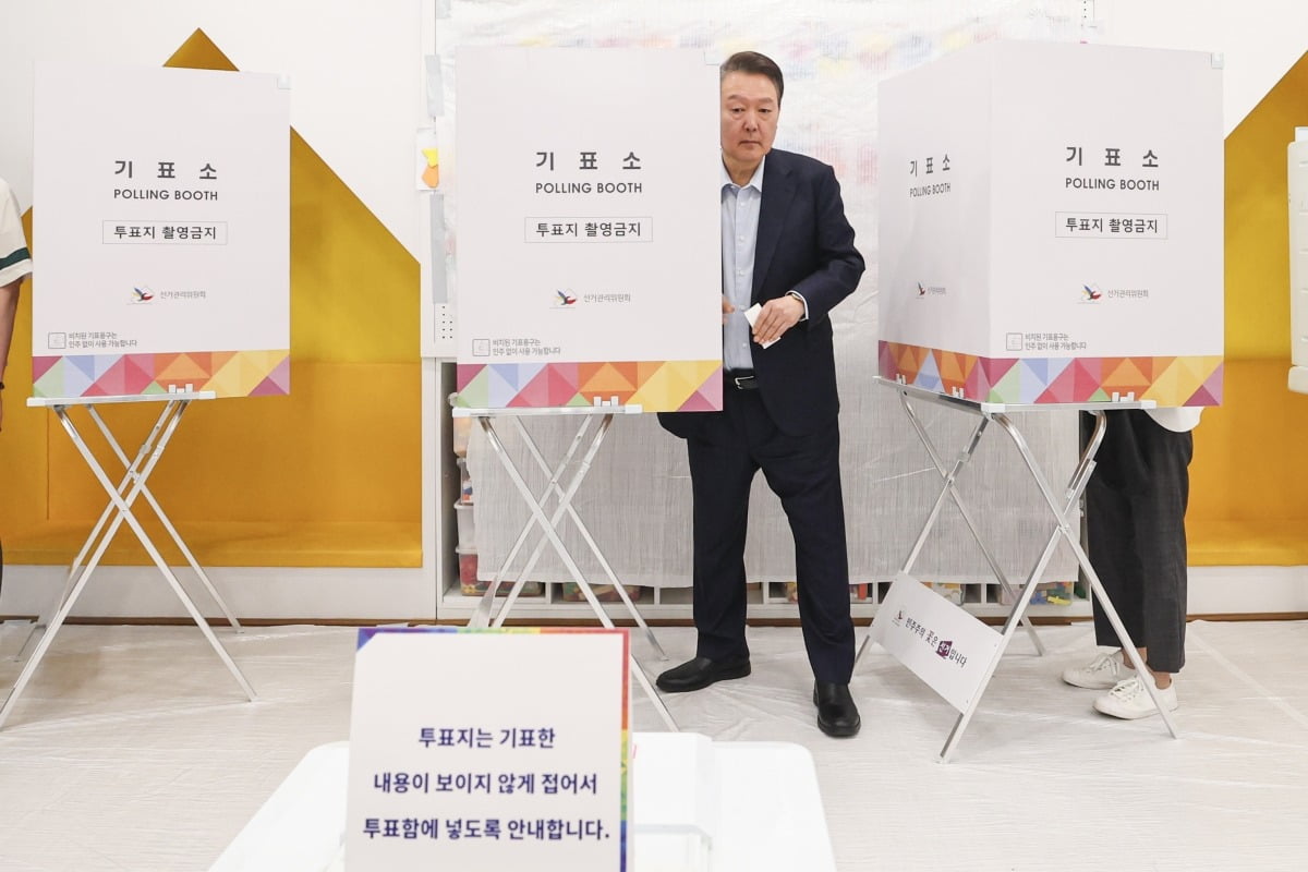 윤석열 전 대통령이 3일 오전 서울 서초구 원명초등학교에 마련된 서초4동 제3토토사이트 디오스소에서 기표를 마친 뒤 기표소에서 나오고 있다.