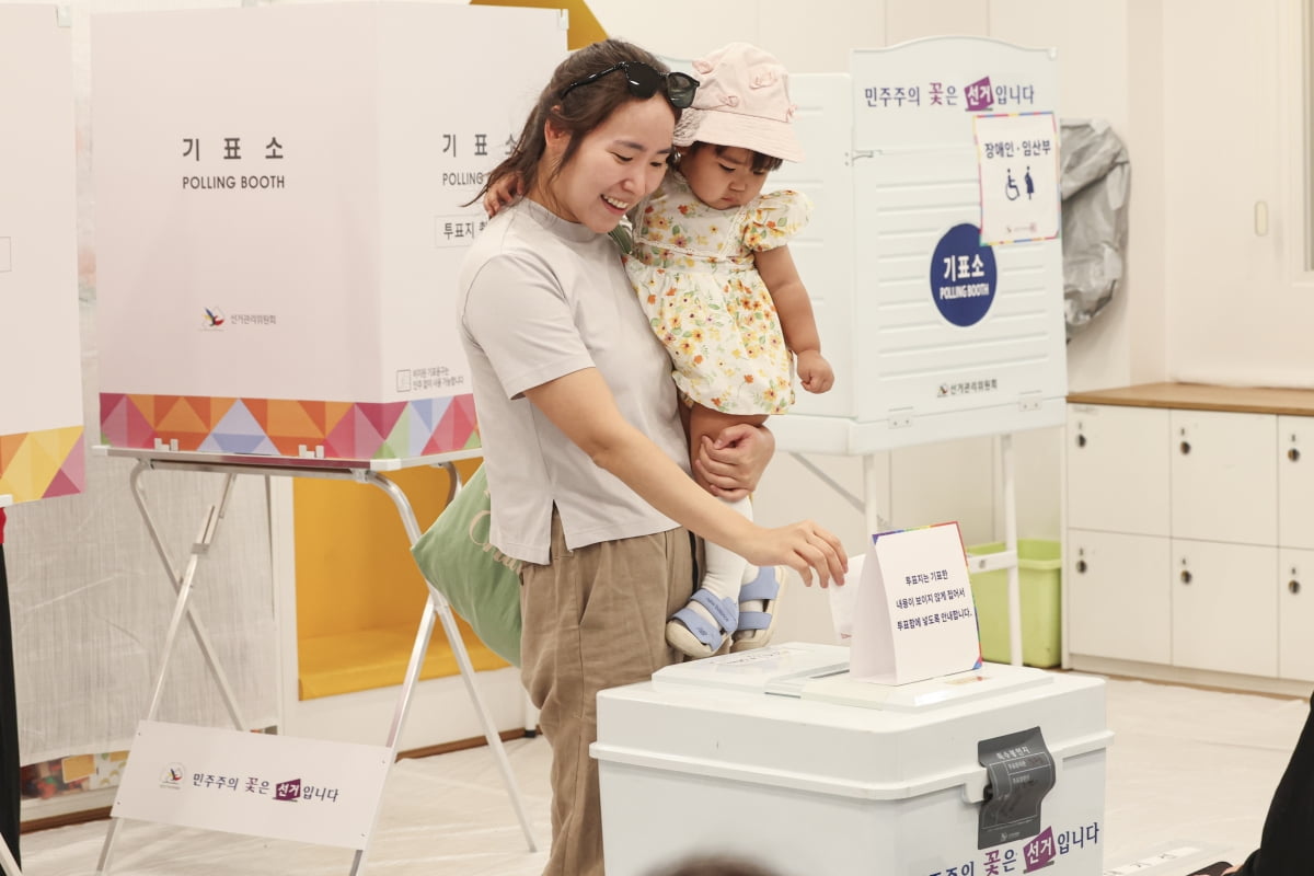 '사전투표 합산' 오후 1시 기준 21대 대선 토토사이트 포스 62.1%