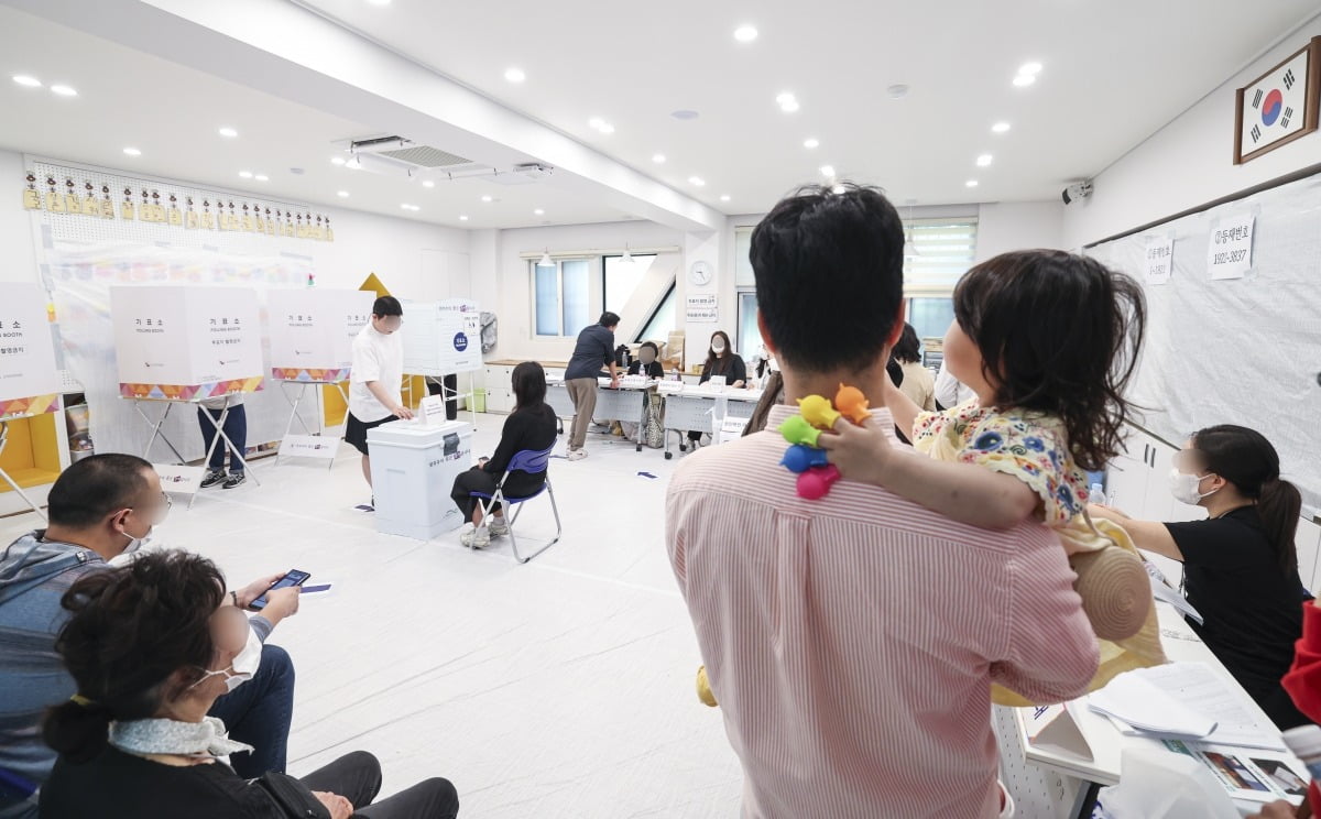 제21대 대통령 선거일인 3일 오전 서울 서초구 원명초등학교에 마련된 서초4동 제3토토사이트 포스소에서 유권자들이 토토사이트 포스를 위해 줄을 서 기다리고 있다.