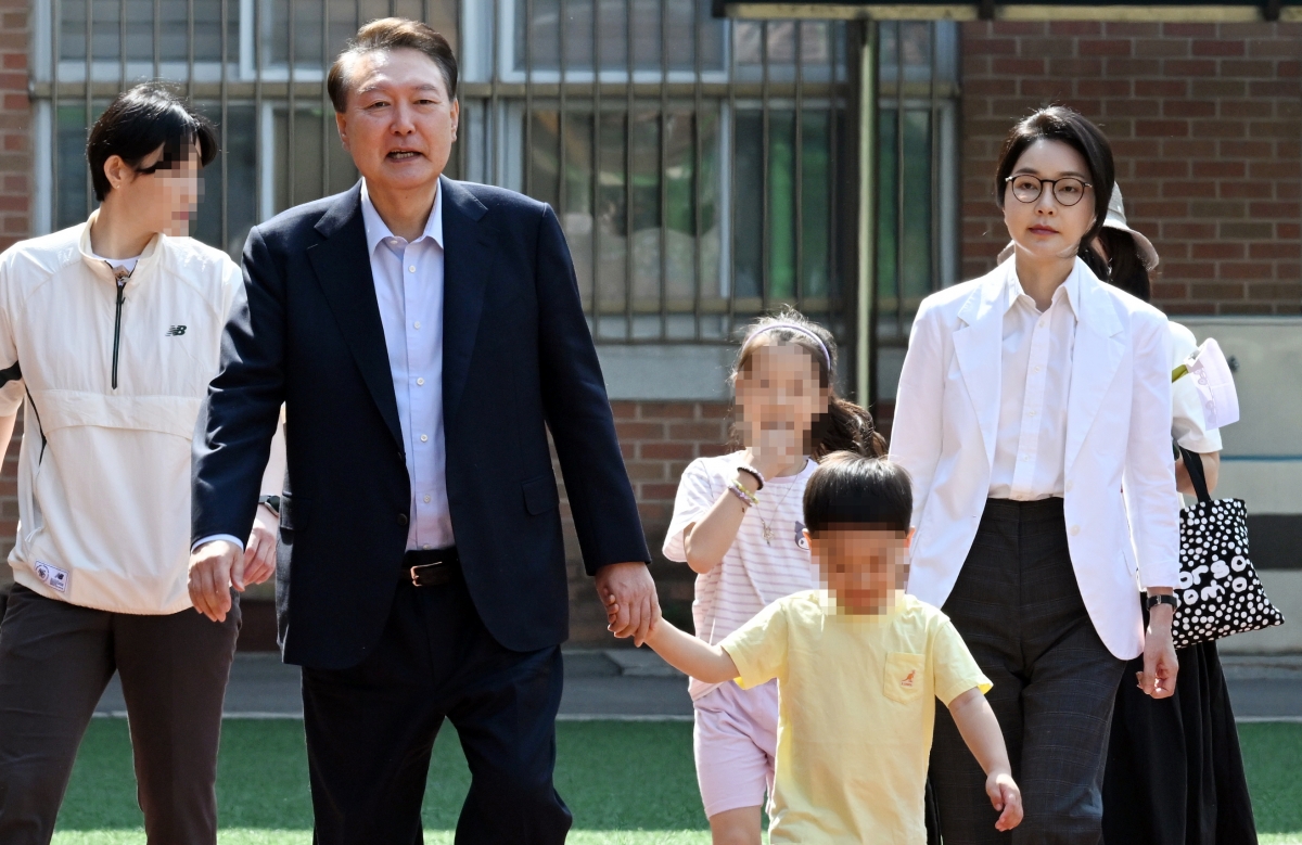 윤석열 전 대통령과 김건희 여사가 제21대 대통령선거 투표일인 3일 오전 투표를 위해 서울 서초구 서초동 원명초등학교에 마련된 서초4동토토사이트 크롤링로 향하고 있다. (공동취재) 2025.6.3/뉴스1