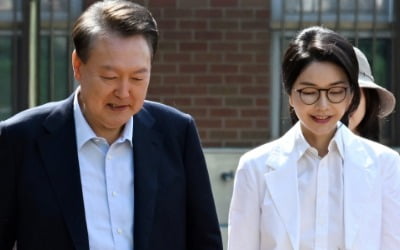 尹, 투표소에 김건희 여사와 동행…취재진 질문엔 '침묵' [대선 현장]