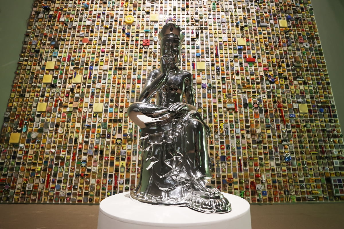 강익중 '삼라만상', 1984-2014, 패널에 혼합재료, 오브제, 콜라주, 동에 크롬 도금, 가변 크기 설치 (반가사유상: 92×33×33cm, 패널: 50×50×10cm(400)). 연합뉴스