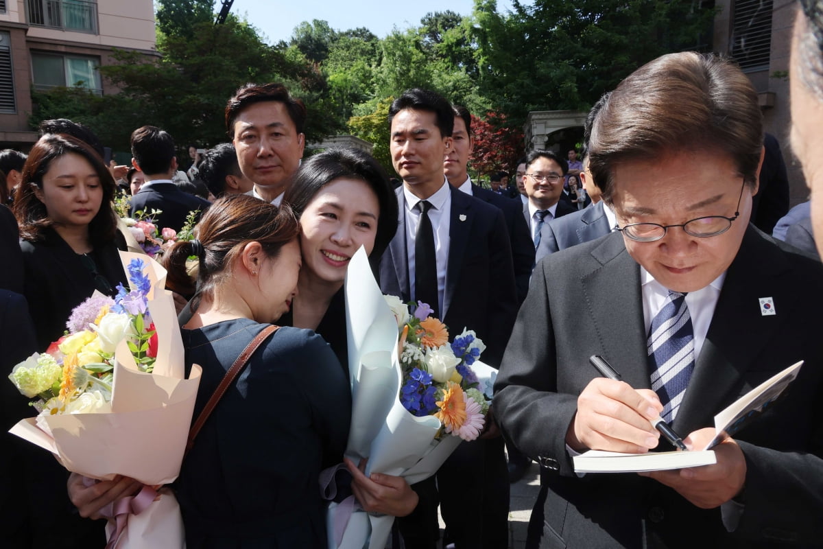 토토사이트 순위 대통령, 주민들 환송받으며 사저 출발
