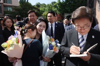 이재명 대통령, 주민들 환송받으며 사저 출발
