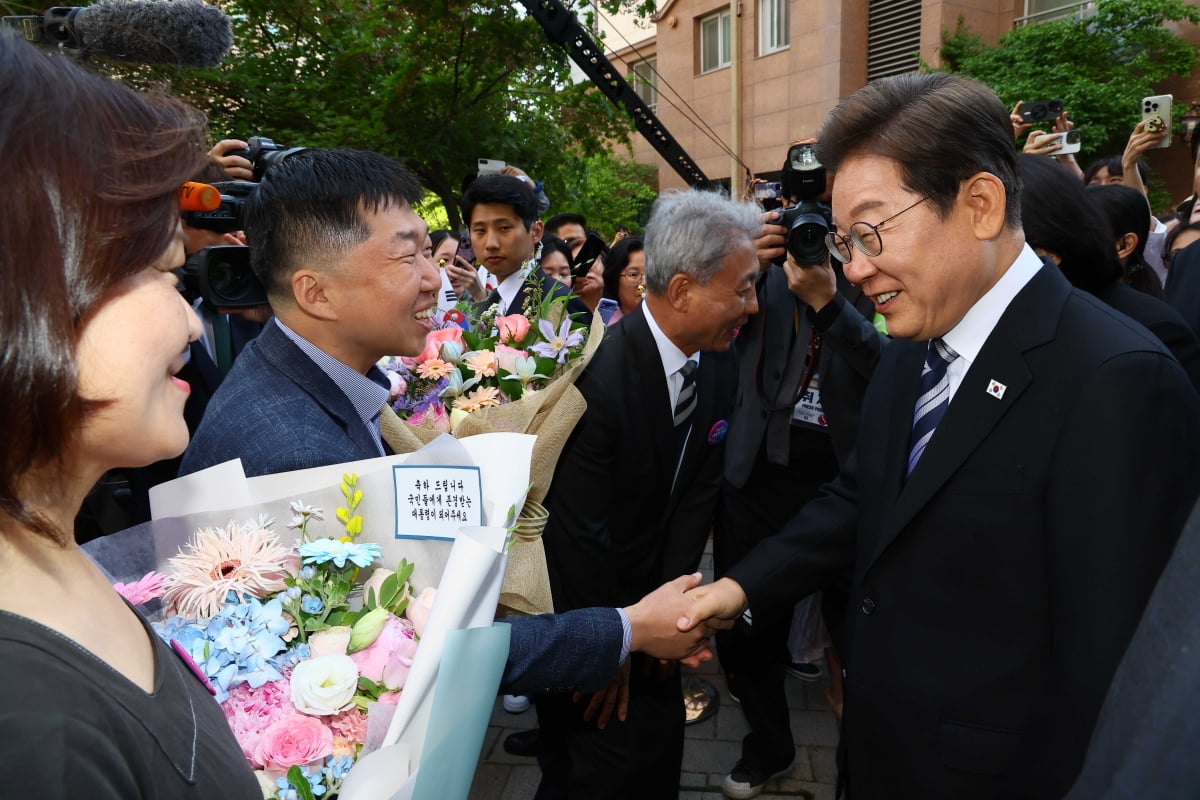 토토사이트 순위 대통령, 주민들 환송받으며 사저 출발