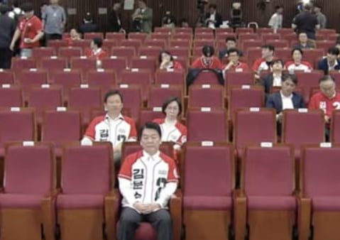 안철수 국민의힘 공동선대위원장이 3일 서울 여의도 국회 도서관에 마련된 국민의힘 개표 상황실에서 제21대 대통련 선거 방송3사 출구조사 결과를 지켜 보고 있다./ 사진=국민의힘 유튜브 캡처