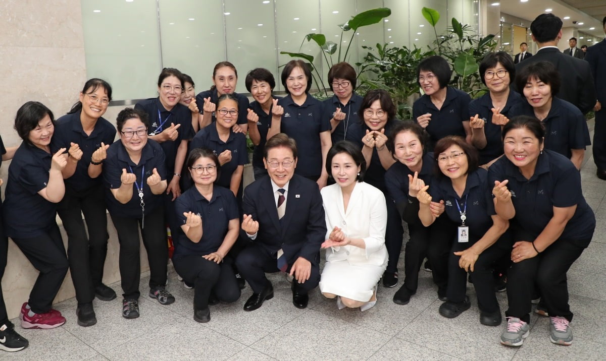 지난 4일 국회 청소노동자들과 기념 촬영하고 있는 이재명 토토사이트 추천 일베과 김혜경 여사. / 사진=국회사진기자단