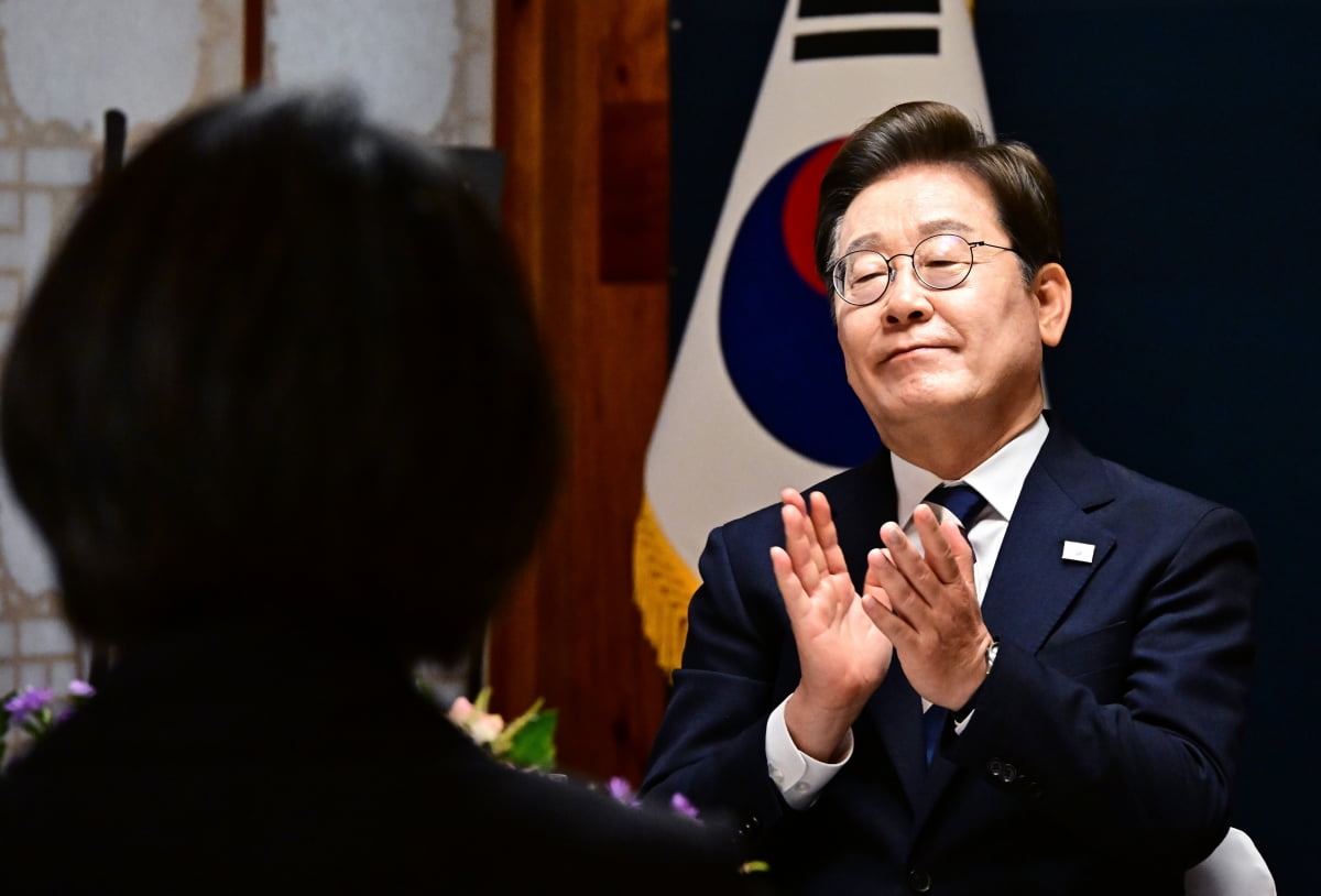 이재명 대통령이 4일 오후 서울 여의도 국회 사랑재에서 열린 제21대 대통령 취임 기념 오찬에 참석해 박수를 치고 있다. / 사진=국회사진기자단