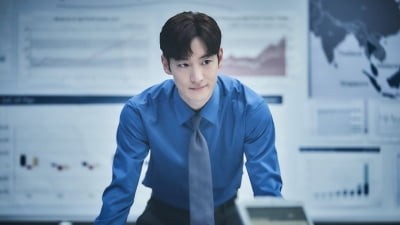 잔은 찼는데 취하지가 않네...IMF 클리셰 반복에 머문 '소주전쟁'