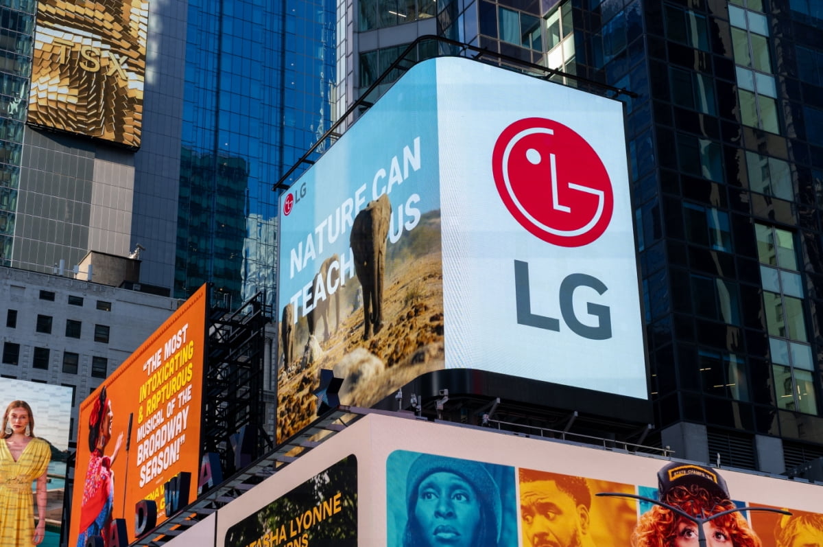 미국 뉴욕 타임스스퀘어 전광판에서 'LG 희망스크린' 상영 중인 모습. LG전자 제공