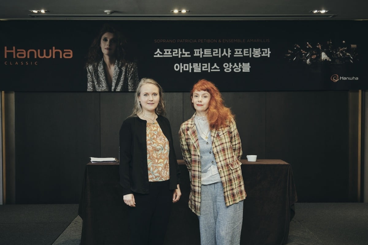 4일 서울 중구 프라자호텔에서 열린 기자간담회에 참석한 아마릴리스 앙상블의 예술감독인 엘로이즈 가이야르(왼쪽부터)와 소프라노 파트리샤 한글지원 해와 토토사이트. / 사진 제공. 한화클래식