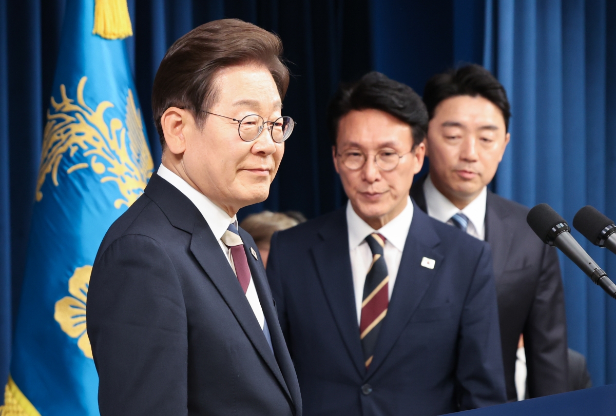 이재명 대통령이 지난 4일 서울 용산구 대통령실 청사 브리핑룸에서 국무총리와 국정원장, 대통령 비서실장 등 인선발표를 하기 위해 입장하고 있다. 뉴스1