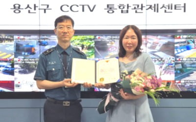 박스 던지며 시민 위협하던 지명수배자…CCTV에 딱 걸렸다