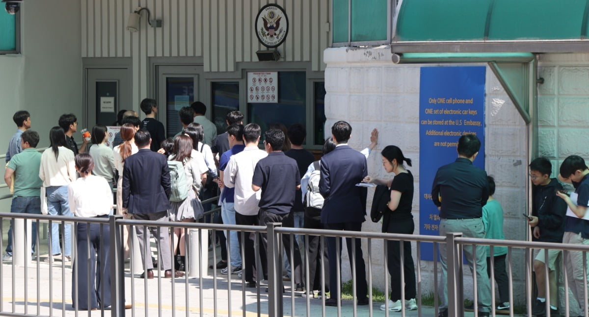 주한미국대사관 앞에 미국 비자를 발급 받으려는 시민들이 줄 지어 서 있는 모습/사진=한경DB