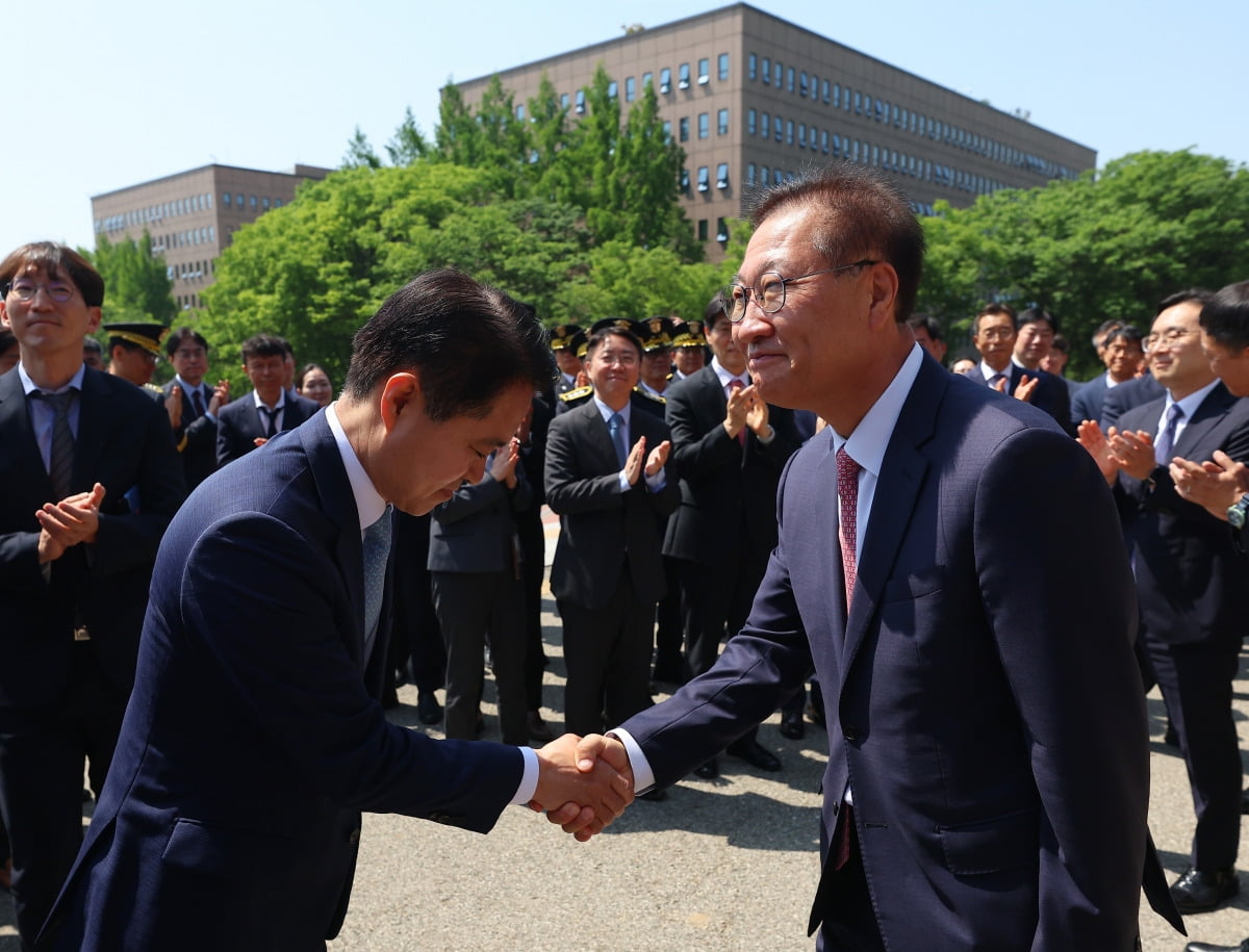 박성재 법무부 장관이 5일 정부과천청사 법무부에서 열린 이임식과 기념촬영을 끝낸 뒤 참석자들과 인사하고 있다. / 사진=연합뉴스