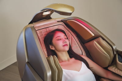 마사지 이어 두피관리까지 해주는 안마의자 나왔다