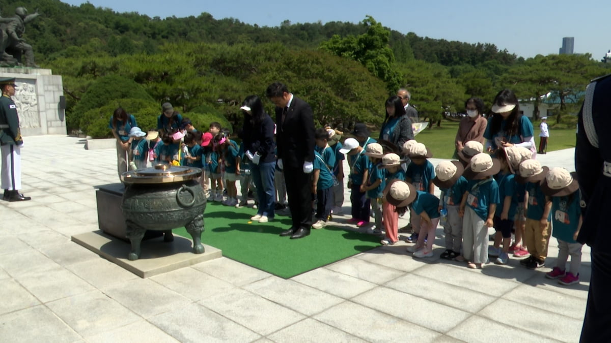 현충일 앞두고 이어진 추모발길... "영웅들 감사합니다"[HK영상]