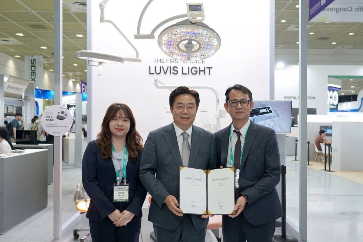 SIDEX 행사장을 방문하여 공급 계약을 기념하는 덴티스 심기봉 대표이사(가운데)와 유이 루 아트바이오 인터내셔널 대표(왼쪽)와 제프 챙 아트바이오 대표 (오른쪽) / 사진=덴티스 제공