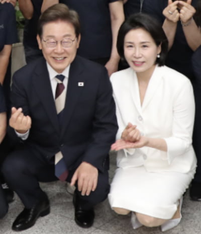 쪼그려앉은 李 대통령·턱걸이 김문수…행동 담긴 메시지는 정치 인사이드