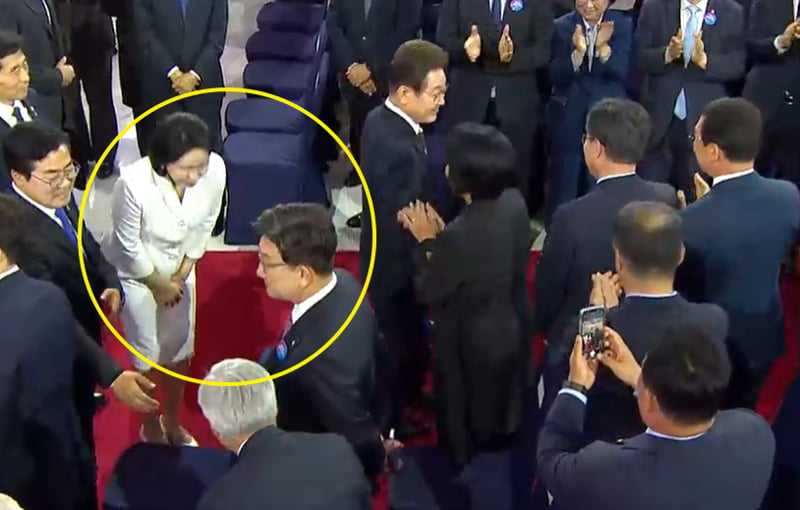 4일 이재명 토토사이트 추천 일베 취임식에 참석한 권성동 국민의힘 원내대표가 김혜경 여사의 인사를 외면하고 있다./사진=KBS뉴스 캡처