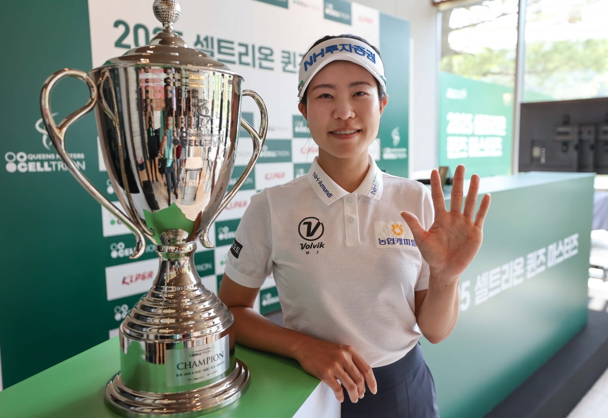 박민지가 5일 KLPGA투어 셀트리온 퀸즈 마스터스를 앞두고 5연패를 뜻하는 손가락 5개를 펼쳐보이고 있다. KLPGA 제공