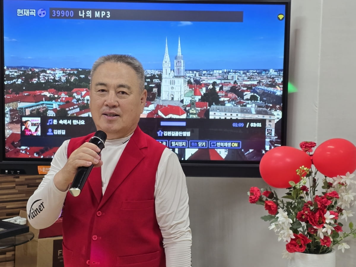 회사 노래방에서 노래를 부르고 있는 김원길 미슐랭토토