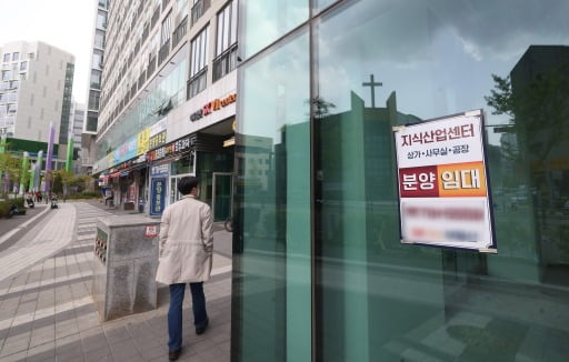 경기 하남의 한 지식산업센터 대로변 상가가 비어있다./한경DB