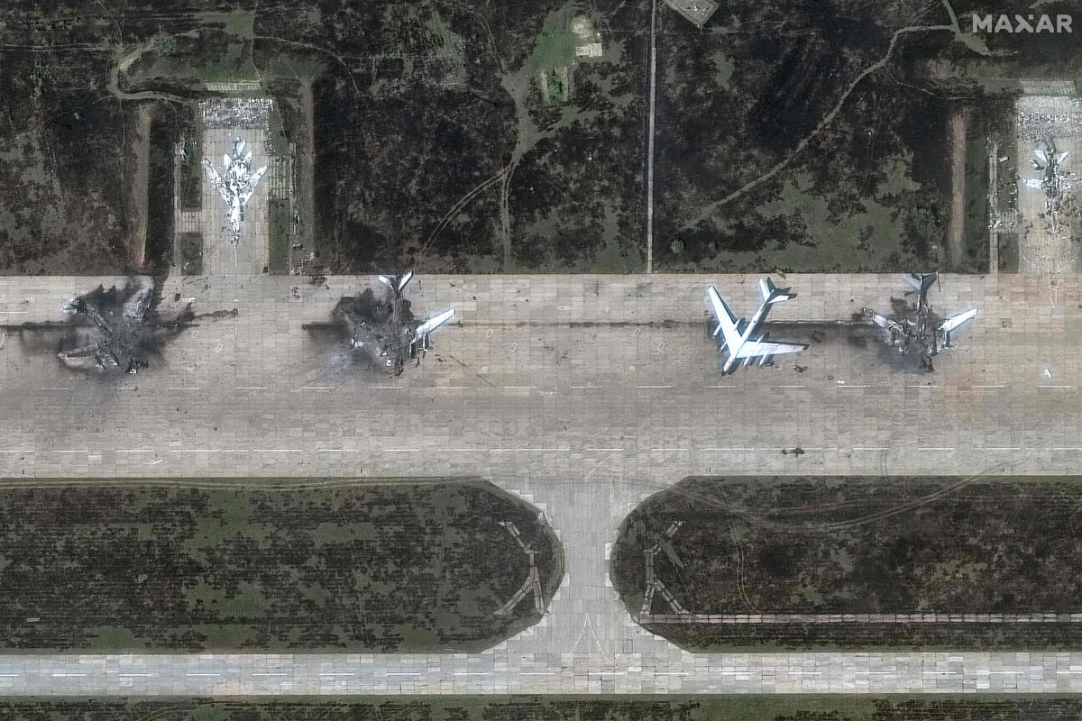거미줄 작전으로 완파된 러시아 Tu-95 전략폭격기의 잔해가 지난 4일 위성사진에 찍혔다. 우크라이나 당국은 이번 작전을 통해 총 70억달러(약 9조5000억원)에 달하는 피해를 입혔다고 주장했다. 공격에 동원된 드론 한 대당 가격은 2000달러(약 271만원)로 추산된다.  로이터연합뉴스