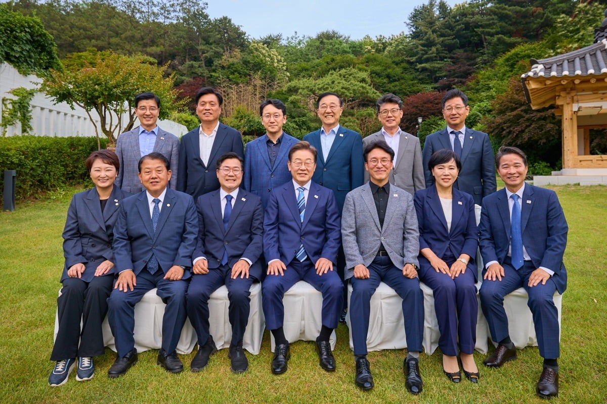 이재명 대통령이 7일 서울 한남동 관저에서 더불어민주당 1·2기 지도부 등 의원들을 초청해 가진 만찬에 앞서 기념촬영을 하고 있다. /사진=대통령실