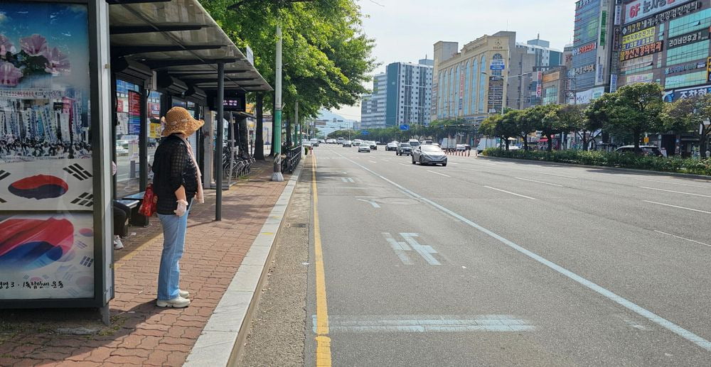 울산 시내버스 노조가 파업에 들어간 첫날인 지난 7일 오전 울산 중구 병영사거리 인근 버스정류장에서 시민들이 버스를 기다리는 모습. 연합뉴스