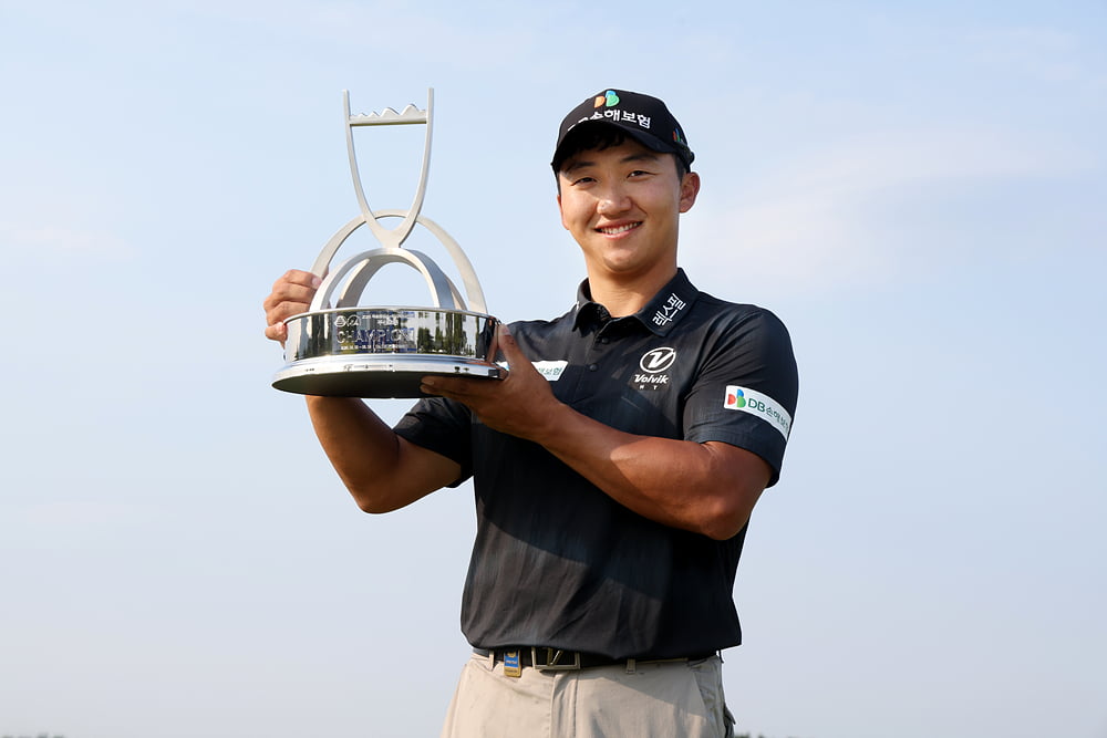 김홍택이 8일 부산 기장의 아시아드CC에서 열린 한국프로골프(KPGA)투어 백송홀딩스-아시아드CC 부산오픈에서 우승한 뒤 트로피를 들고 환하게 웃고 있다. KPGA 제공
