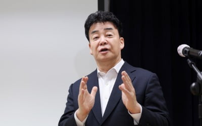 더본코리아, 백종원 단독 대표 체제로…강석원 대표 사임