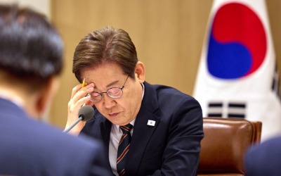 與 "李골드문 토토사이트 추천 재판 연기 당연…형사소송법 개정 예정대로"