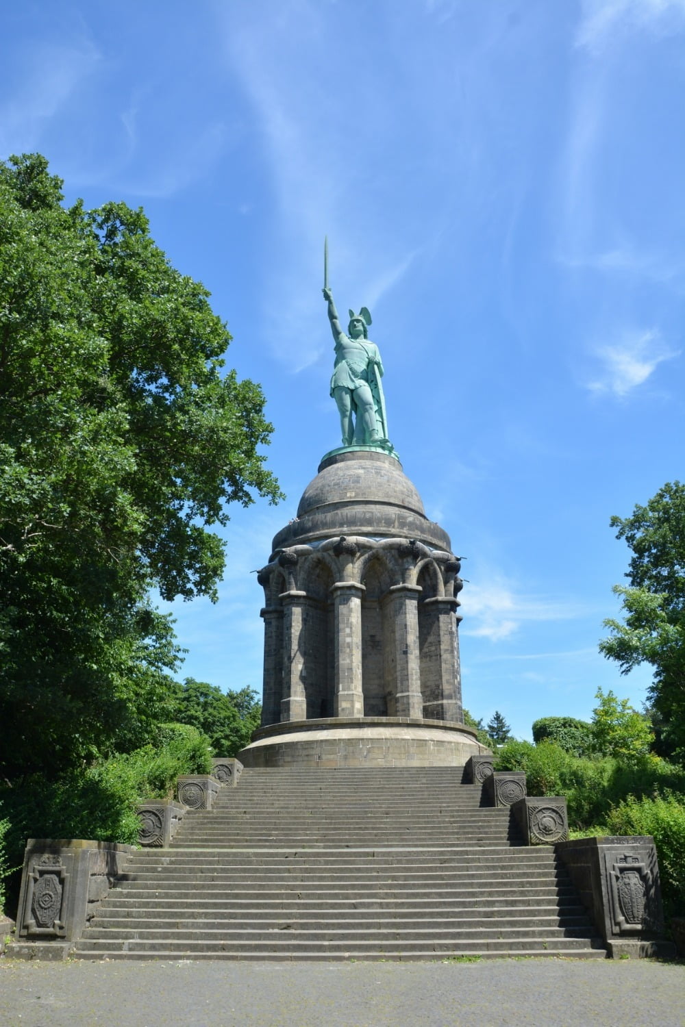 데트몰트에 있는 헤르만 기념상(Hermannsdenkmal) / 사진출처. 위키피디아